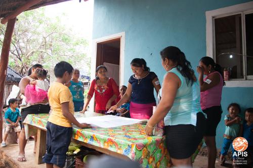 Práctica de pláticas comunitarias por las Promotoras de Buenos Tratos en la Infancia