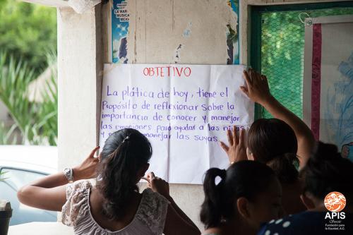 Práctica de pláticas comunitarias por las Promotoras de Buenos Tratos en la Infancia